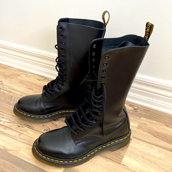 Dr Martens boots - Picture 1 of 7